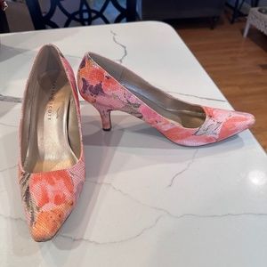 Pretty floral pumps